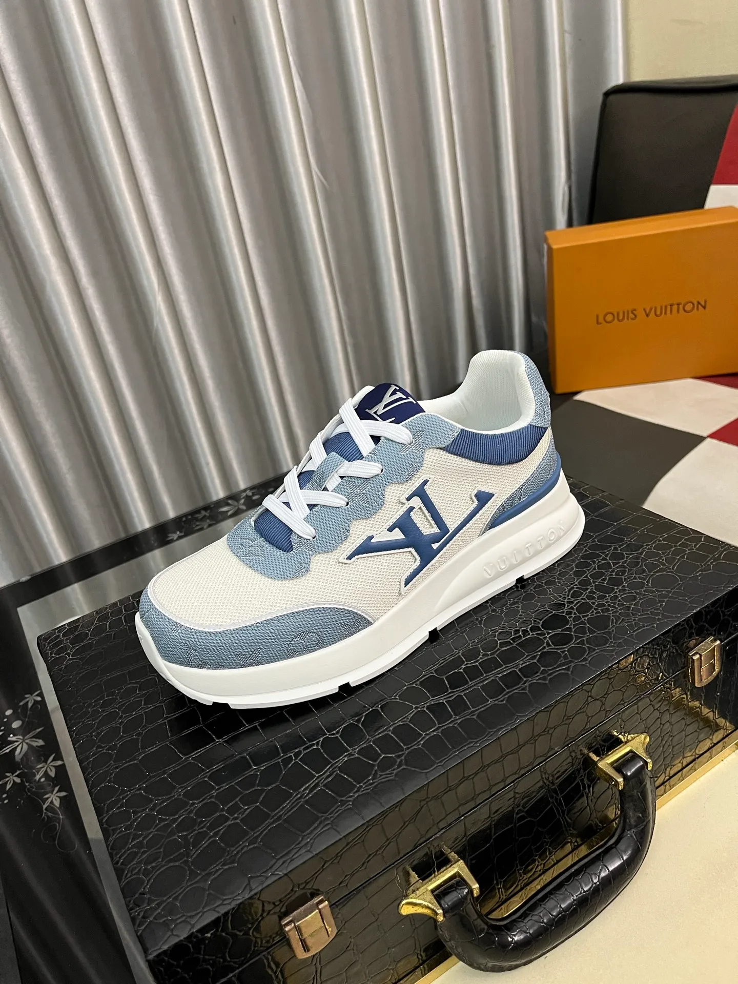 Men's shoes 💰458⌚️⌚️【LOUlS VUlTTON】Louis Vuitton ~ unique and casual style. LV counter purchasing 🏃casual shoes😍😍 are on sale at the men's counter at the same time. Italian imported brands select top-layer Italian cowhide. 🐑Sheepskin lining (refuses to discolor and grind feet) Sole: Original sole specially provided by the original factory 🎬Better in kind Code number: 38-443⃣️Color selection
